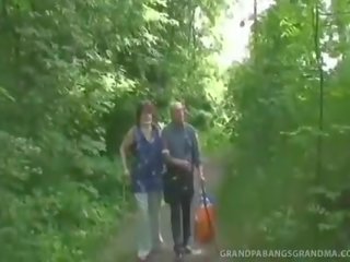 Reusachtig natuurlijk tieten op rondborstig roodharige oma