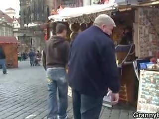 On brings babičky turistický domácí a ofina ji