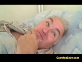 Morfar honung knull en fin brunett sjuksköterska ger avsugning