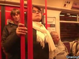 Il picks jusqu'à gros seins copine en la metro