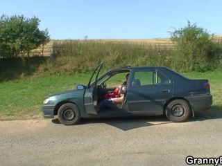 Hitchhiking 70 jaar oud oma rijden roadside