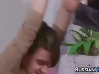 रशियन ग्रॉनी का आनंद ले रहे एक युवा पीटर