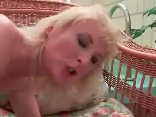 Grandmas xxx video vid përmbledhje