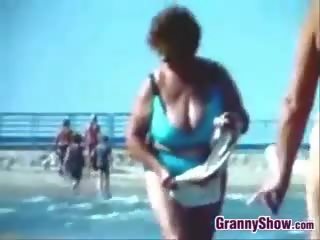 Penis di belahan dada grandmothers di luar di itu pantai