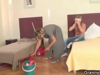 Grown-up housemaid gauna jos putė pripildytas su bjaurybė