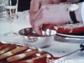 포도 수확 성인 영화 1960s - 털이 많은 성숙한 브루 넷의 사람 - 테이블 용 세