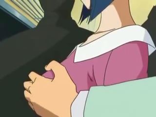 Tremendous docka var skruvad i offentlig i animen