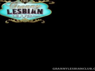 Dueling dildo con arrapato lesbica nonne